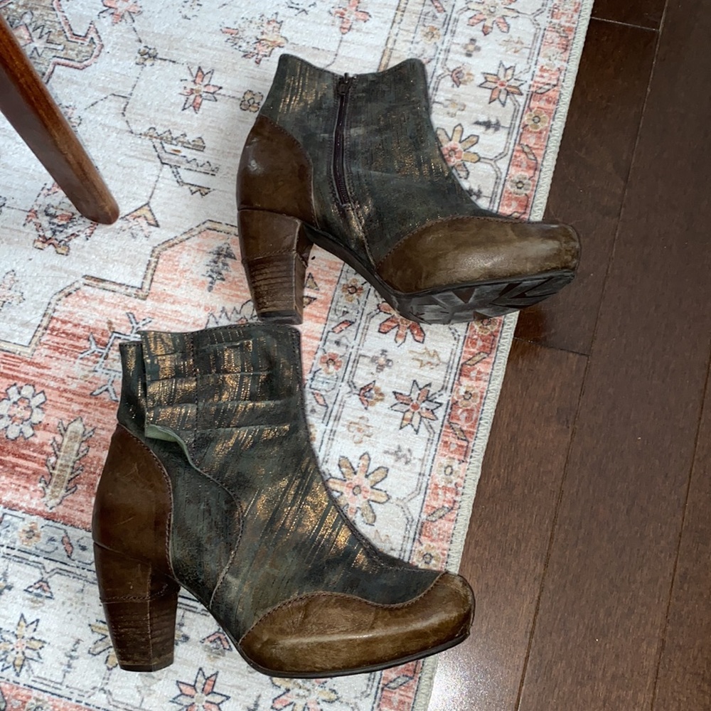 Changing B Zip Ankle Boots